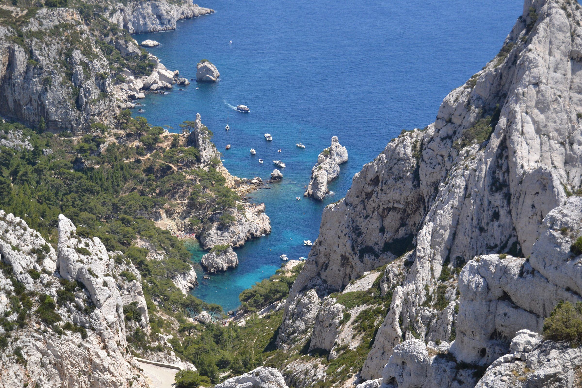 La calanque de Sugiton, entre falaises calcaires et eau turquoise