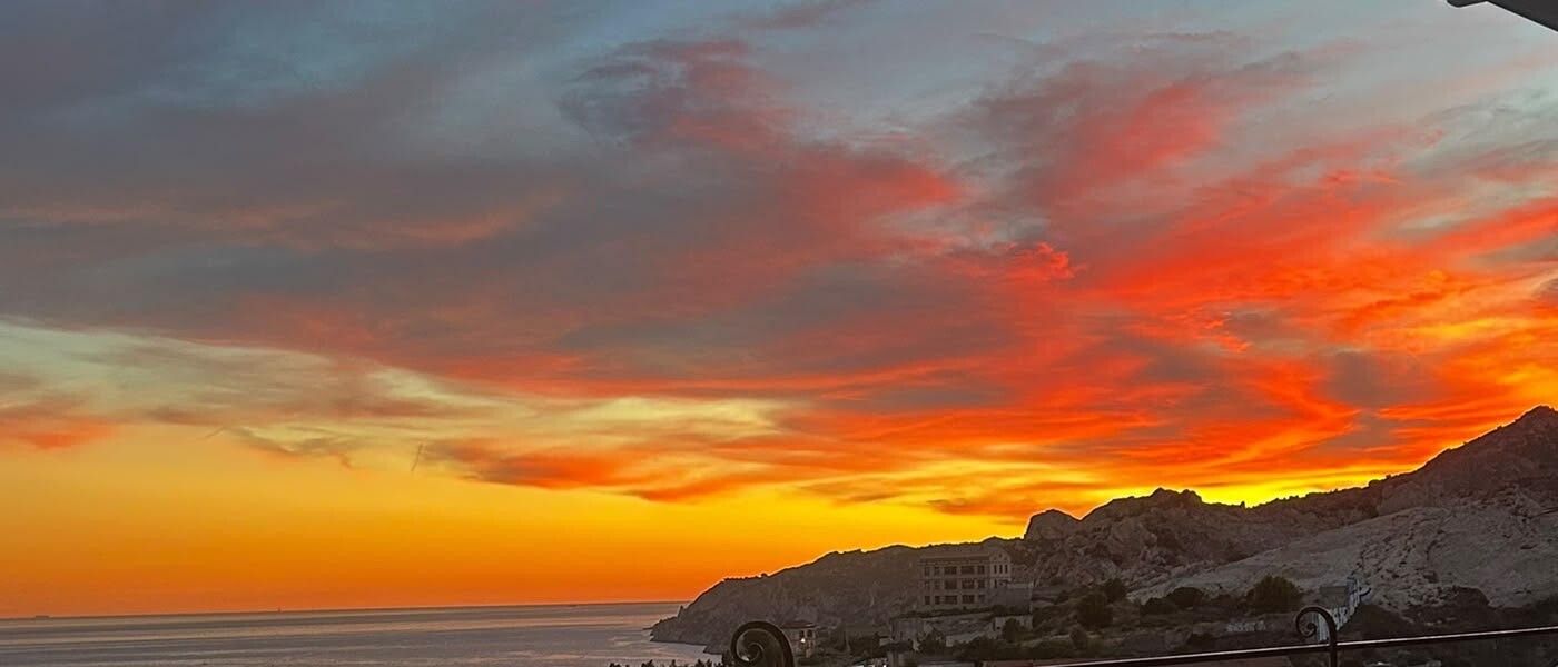 Le ciel du couchant au-dessus des falaises de la Côte Bleue.