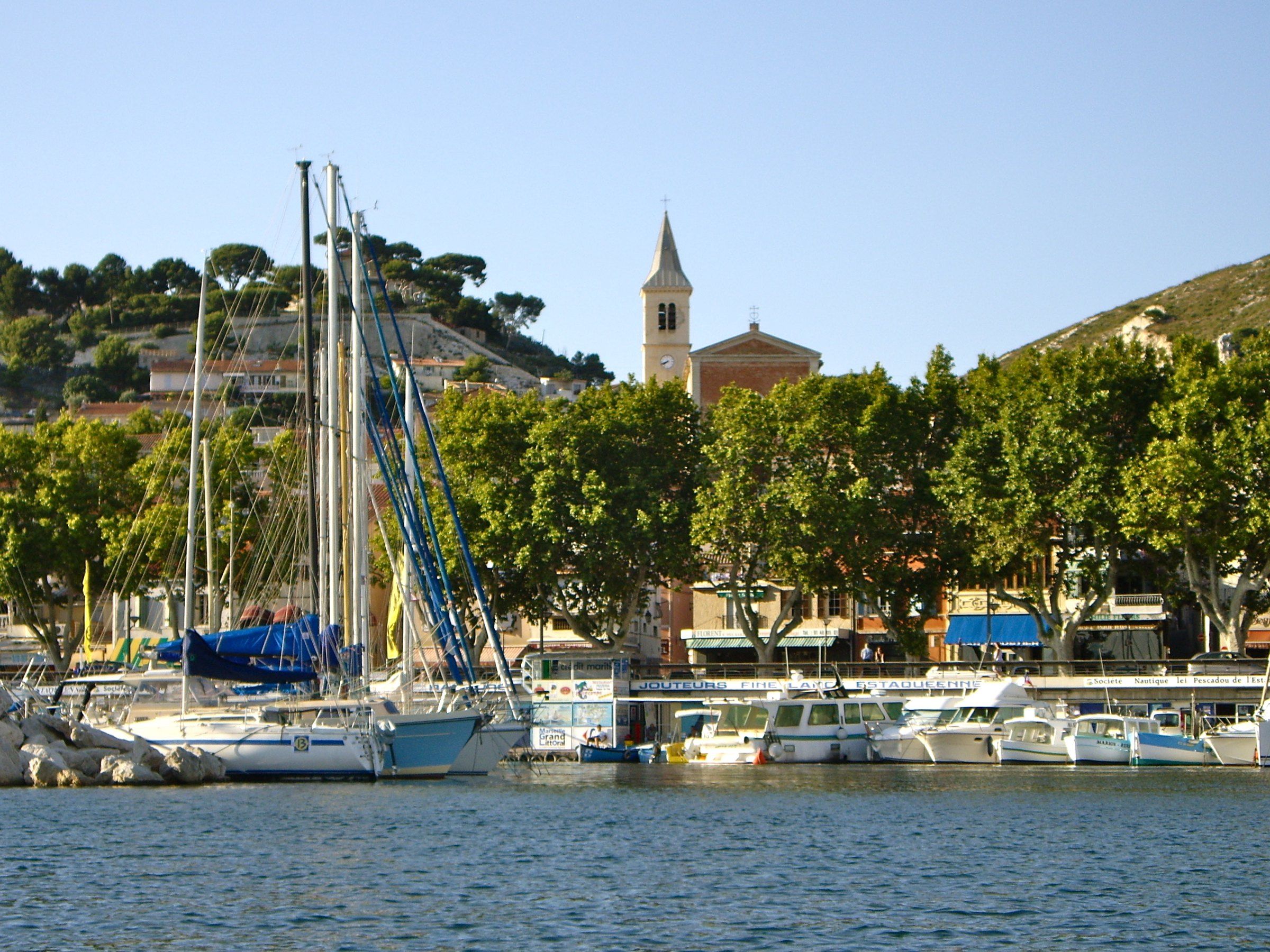 Le port de L'Estaque, ses bateaux et le clocher de l'église